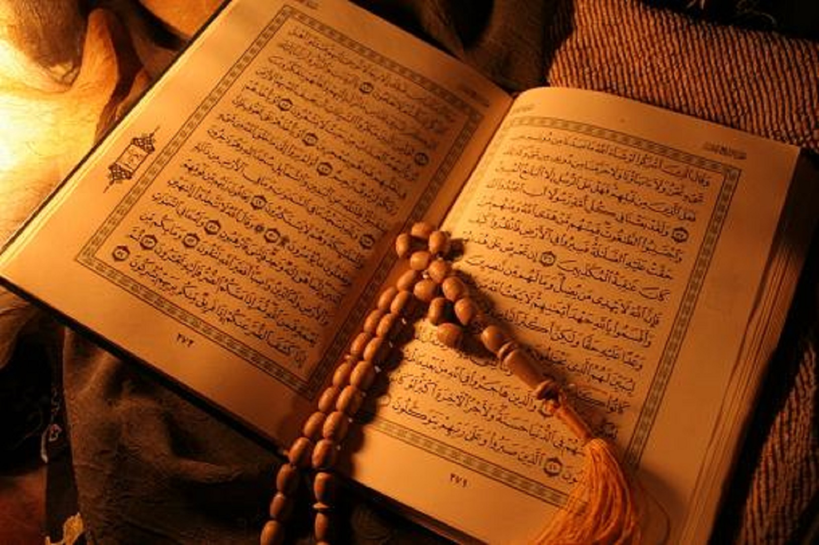 Исламские сонники золотая. Коран. Коран фото. Поэзия в Исламе. Книга Коран фото.